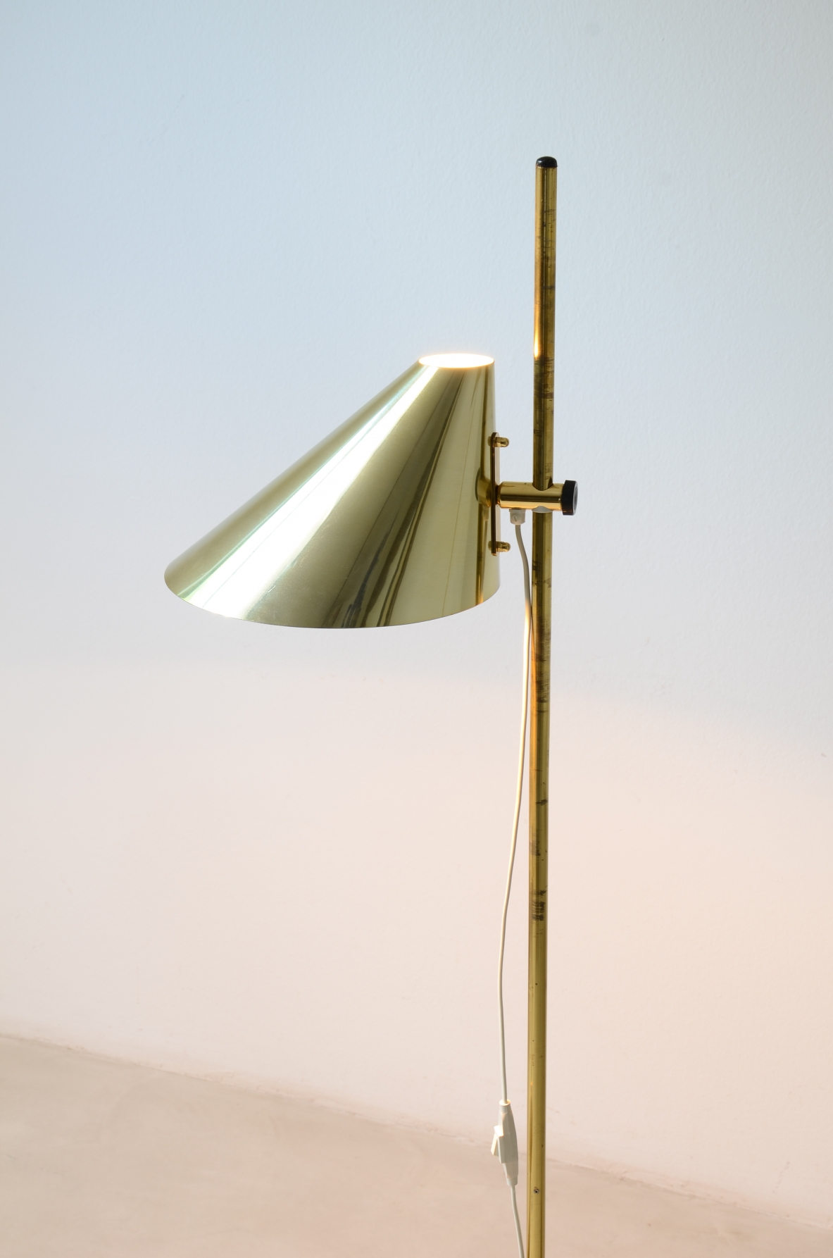 Hans Agne Jacobsson Due lampade da terra moderniste in ottone con base circolare, Svezia 1960