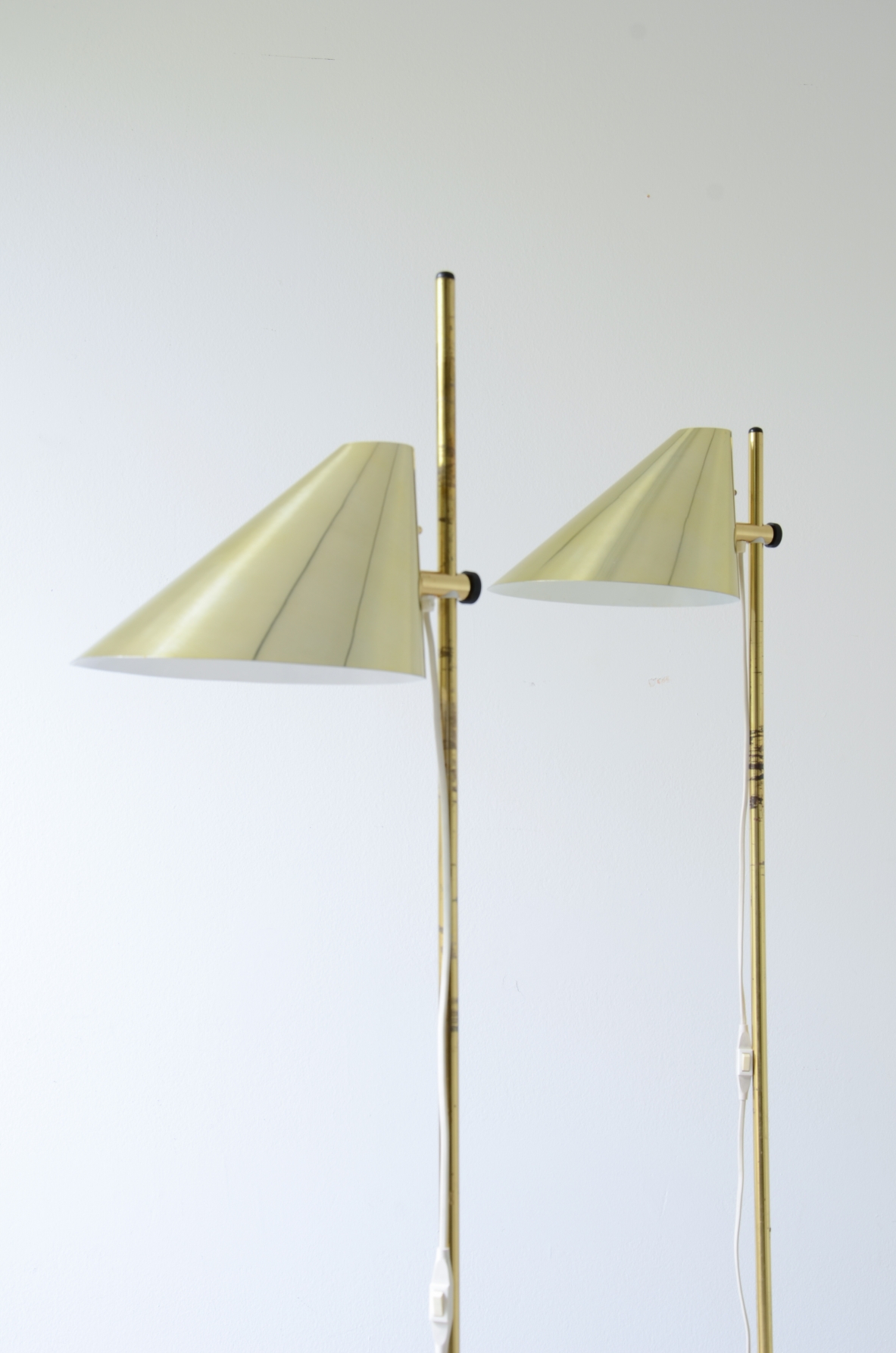 Hans Agne Jacobsson Due lampade da terra moderniste in ottone con base circolare, Svezia 1960