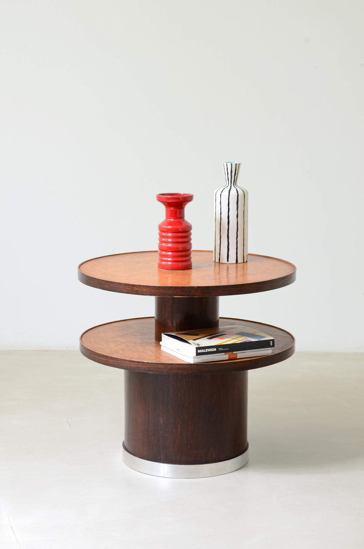 Pedestal table with a turned central base. Italian manufacture, ca. 1925.