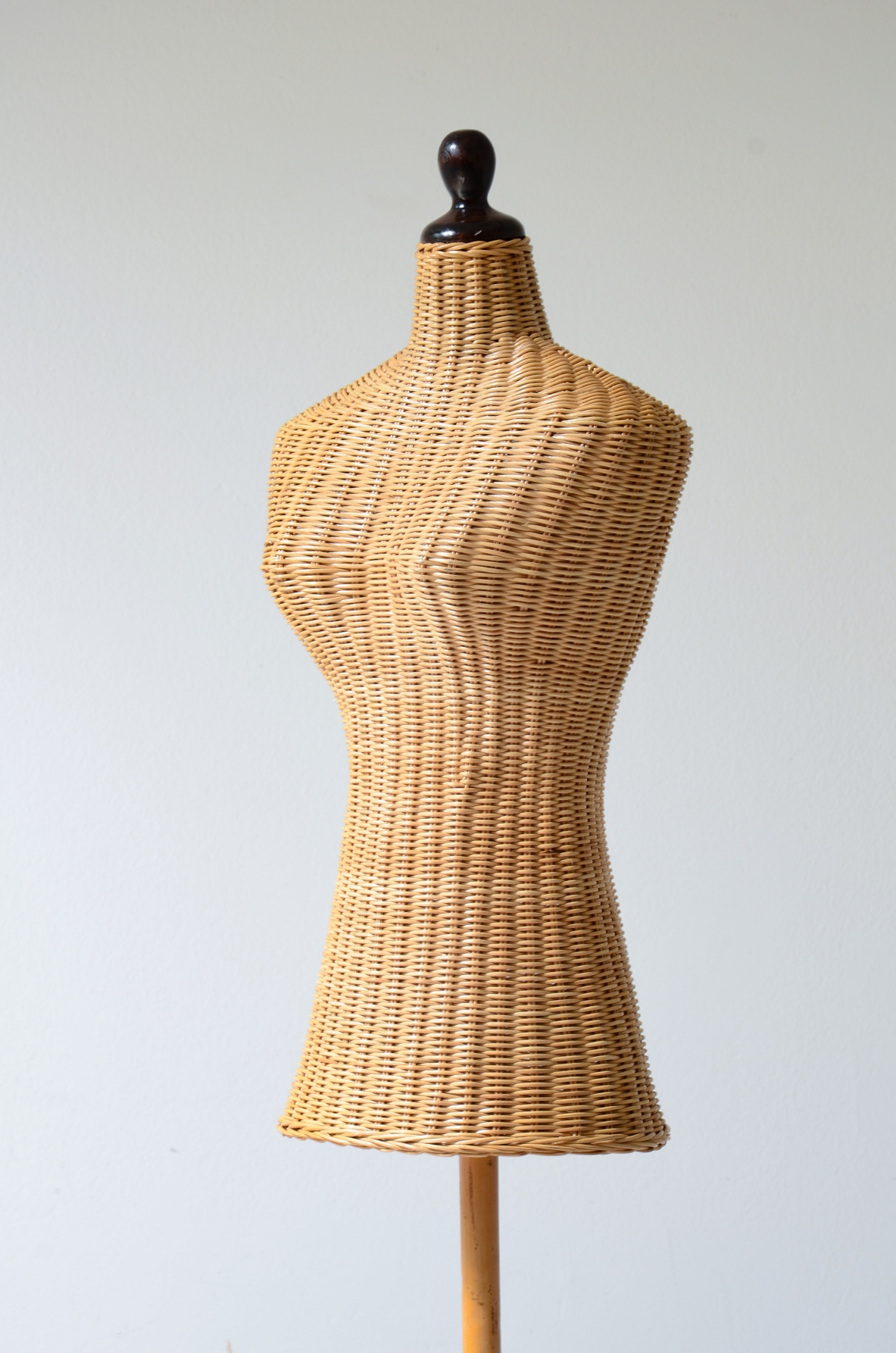 Manichino femminile in giunco intrecciato, Manifattura italiana 1960ca.