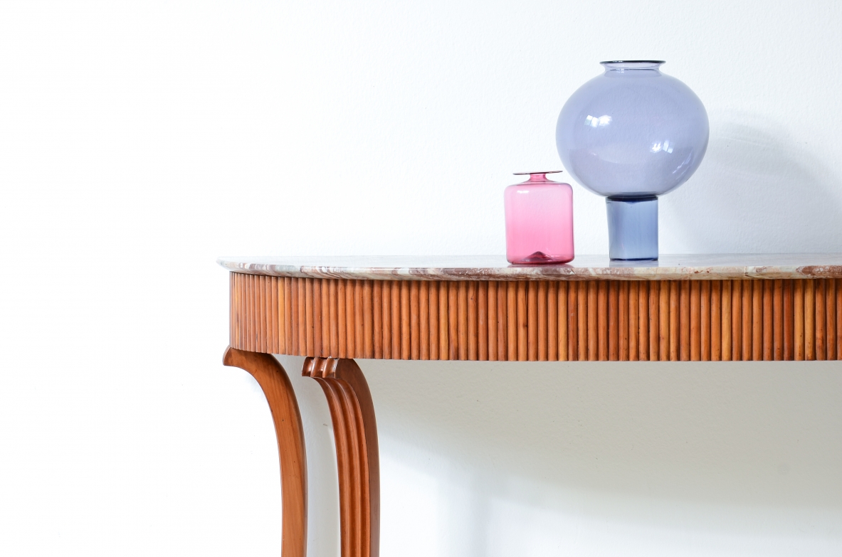 Elegante console con fascia in legno grissinato, Attribuzione Paolo Buffa, manifattura italiana, 1940ca.