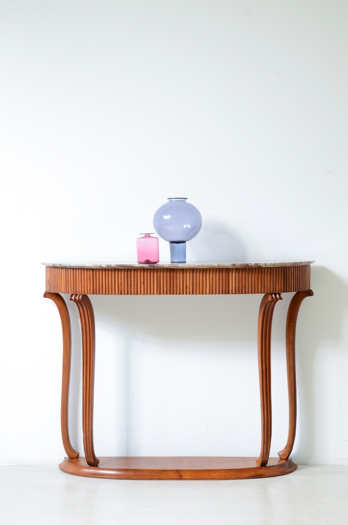 Elegante console con fascia in legno grissinato, Attribuzione Paolo Buffa, manifattura italiana, 1940ca.