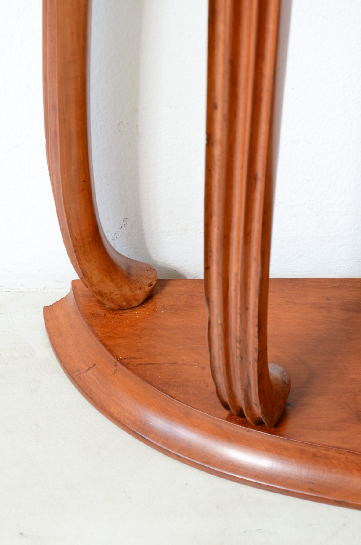 Elegante console con fascia in legno grissinato, Attribuzione Paolo Buffa, manifattura italiana, 1940ca.