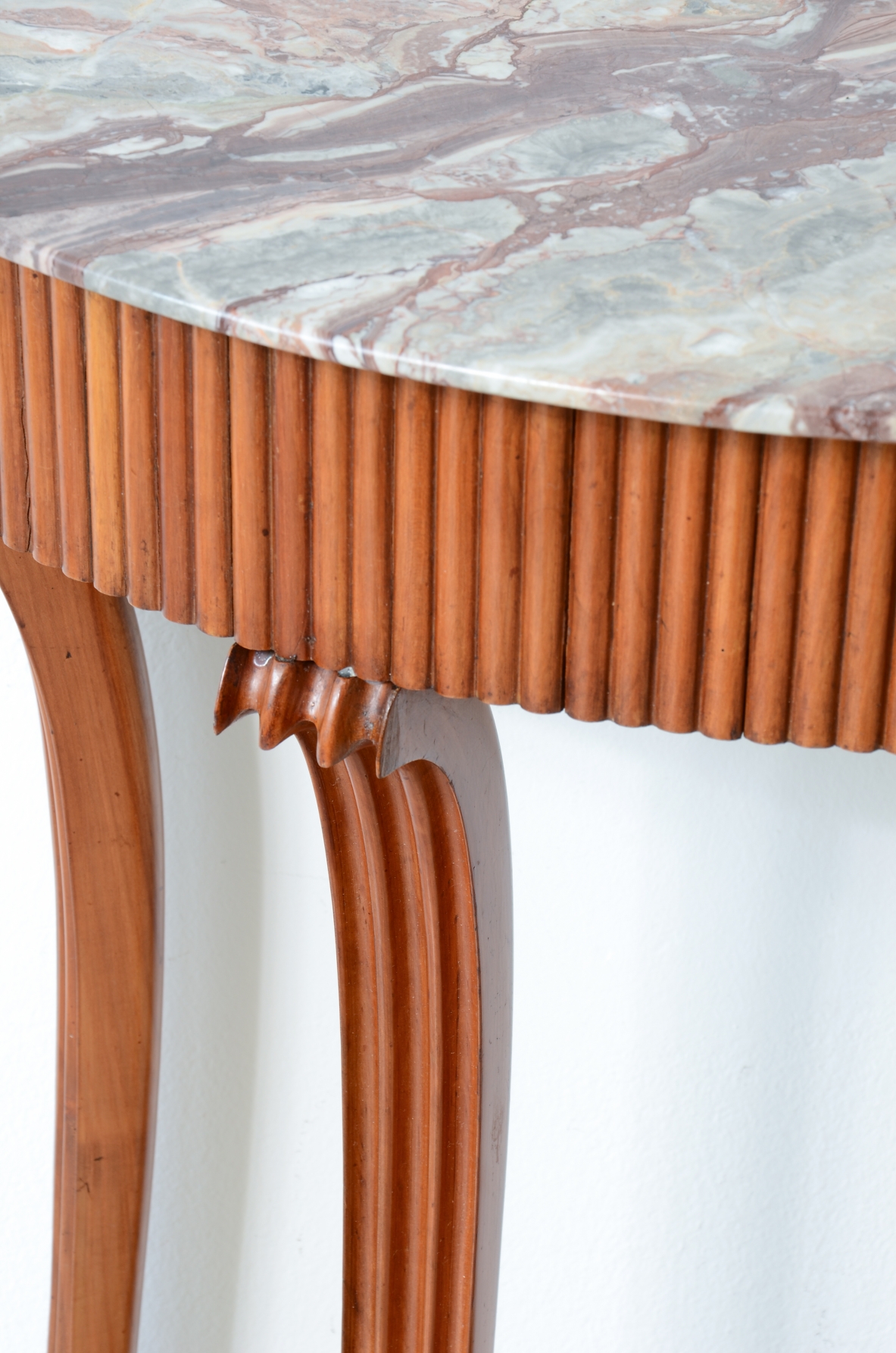 Elegante console con fascia in legno grissinato, Attribuzione Paolo Buffa, manifattura italiana, 1940ca.