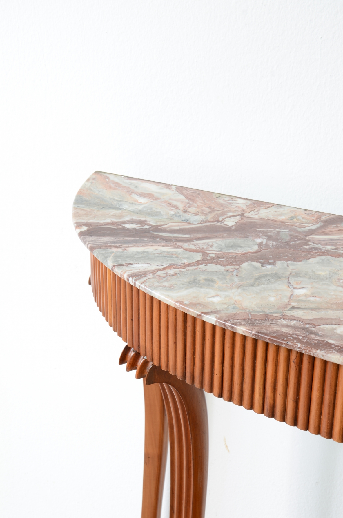 Elegante console con fascia in legno grissinato, Attribuzione Paolo Buffa, manifattura italiana, 1940ca.