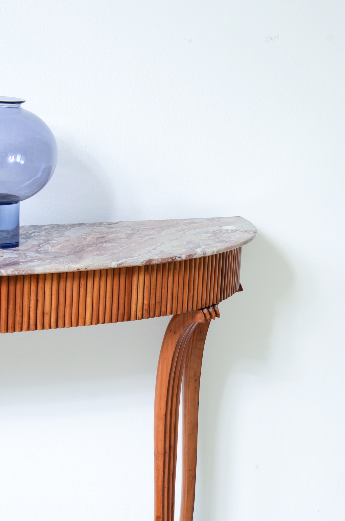 Elegante console con fascia in legno grissinato, Attribuzione Paolo Buffa, manifattura italiana, 1940ca.