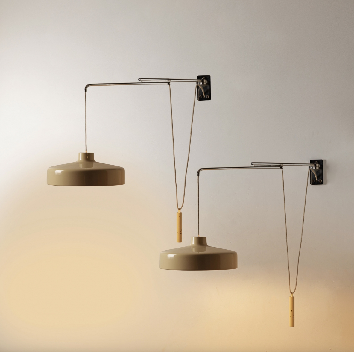 Gino Sarfatti Two wall lamps with extendable chrome-plated brass arms