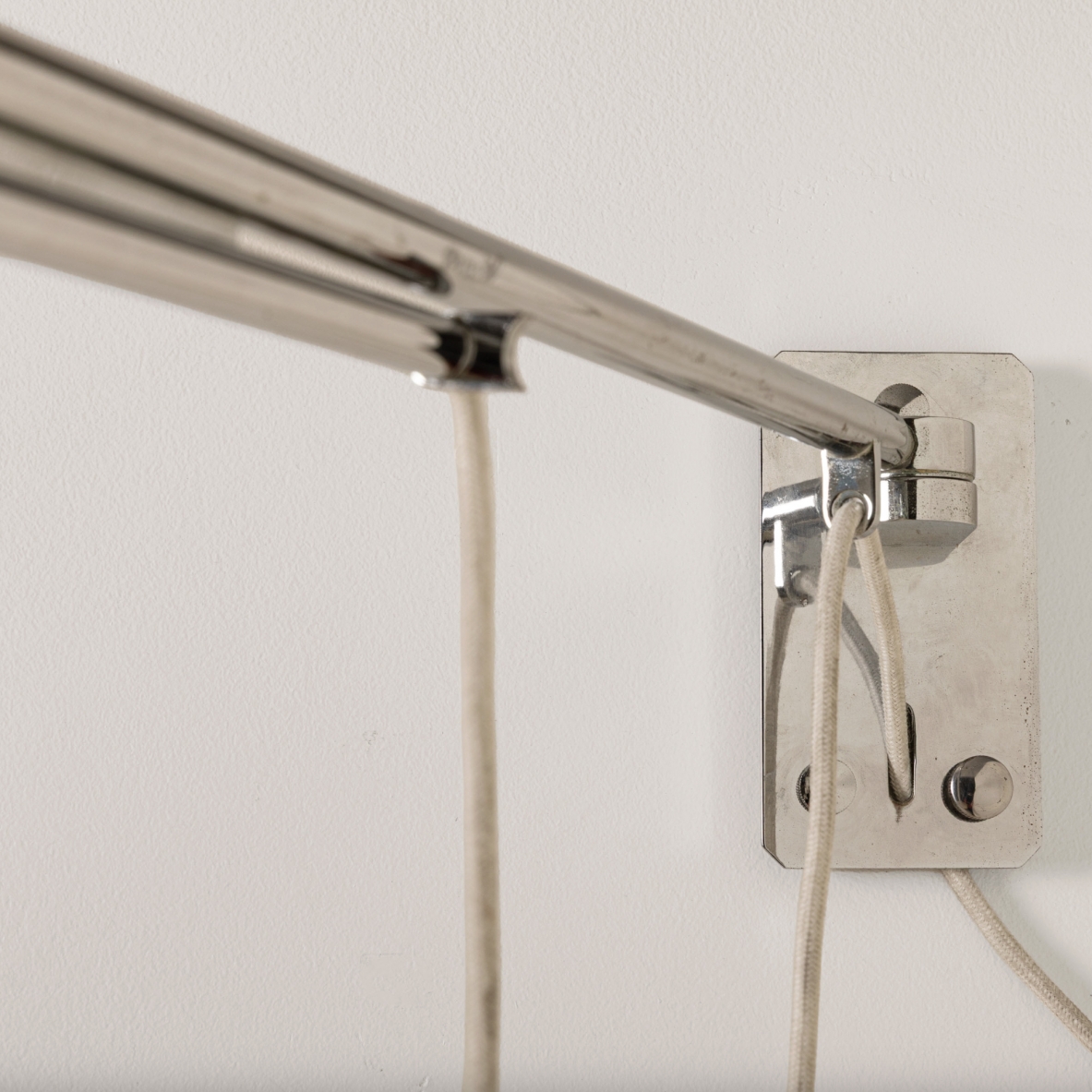 Gino Sarfatti Two wall lamps with extendable chrome-plated brass arms