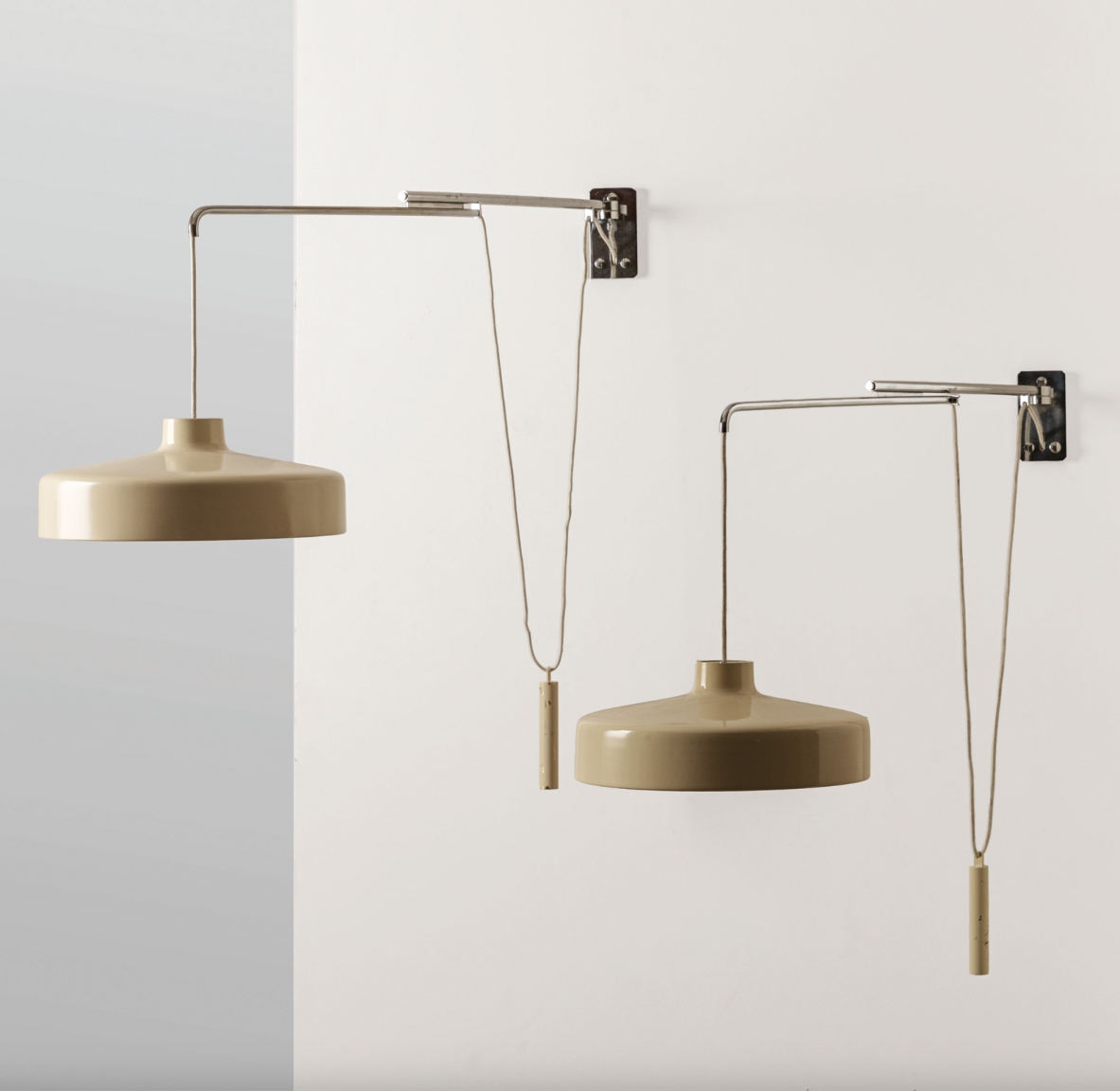 Gino Sarfatti Two wall lamps with extendable chrome-plated brass arms