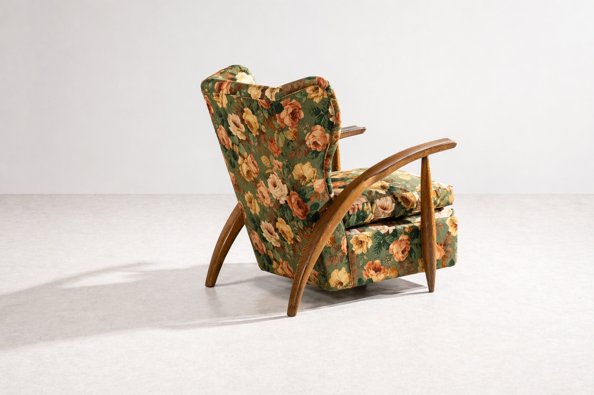 Very elegant bergère armchair in cerusé oak. Manufactured by Guglielmo Pecorini & Co., 1940.
