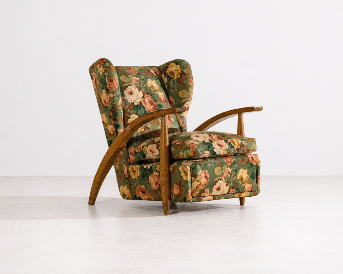Very elegant bergère armchair in cerusé oak. Manufactured by Guglielmo Pecorini & Co., 1940.