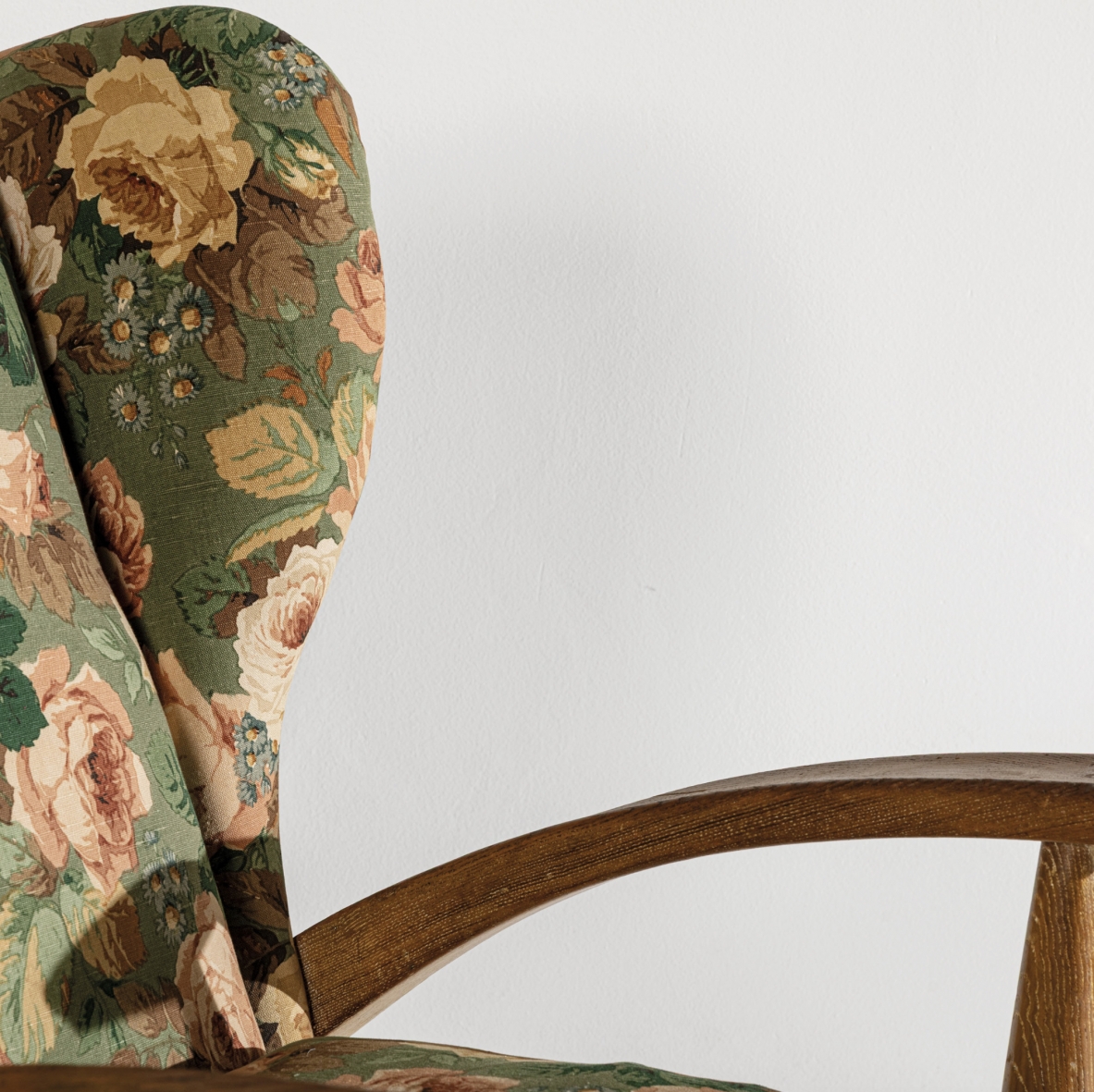 Very elegant bergère armchair in cerusé oak. Manufactured by Guglielmo Pecorini & Co., 1940.