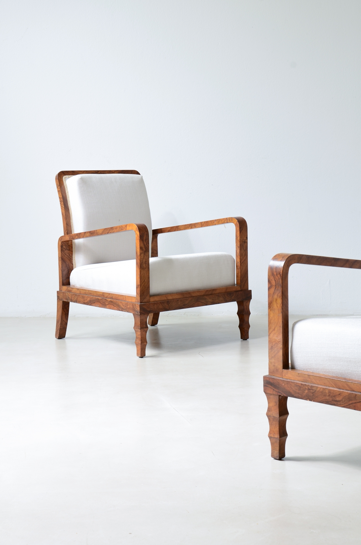 Coppia di eleganti poltrone in radica di noce. Manifattura italiana anni 30. Nello stile di Emilio Lancia/Gio Ponti
