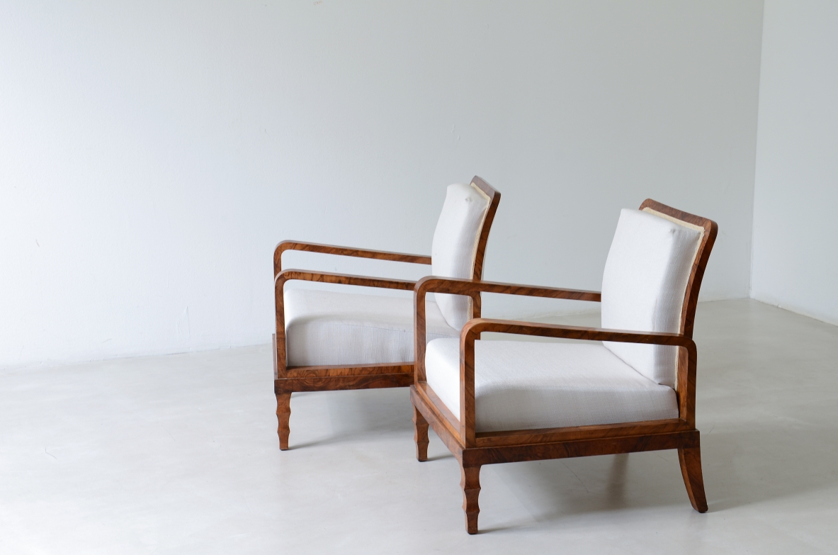 Coppia di eleganti poltrone in radica di noce. Manifattura italiana anni 30. Nello stile di Emilio Lancia/Gio Ponti