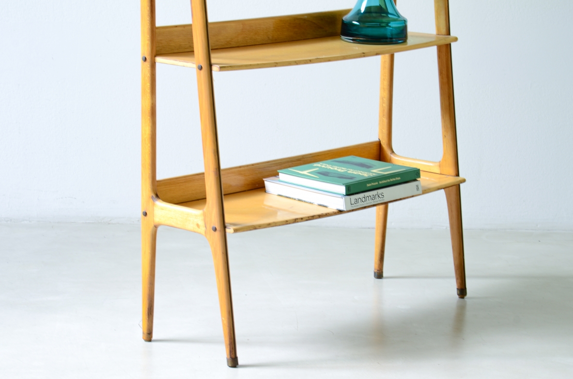 Small bookcase in blond maple, Italian manufacture, circa 1950