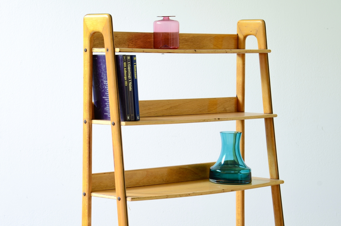 Small bookcase in blond maple, Italian manufacture, circa 1950