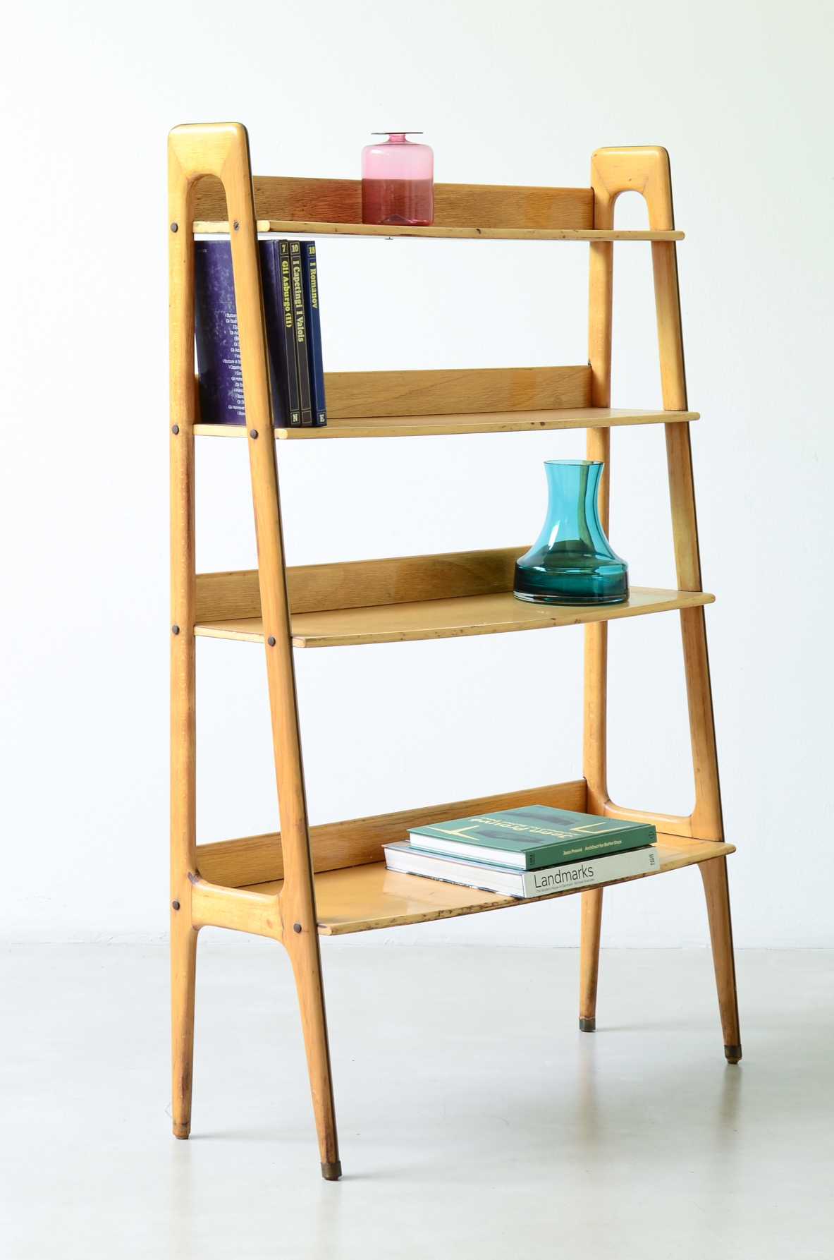 Small bookcase in blond maple, Italian manufacture, circa 1950
