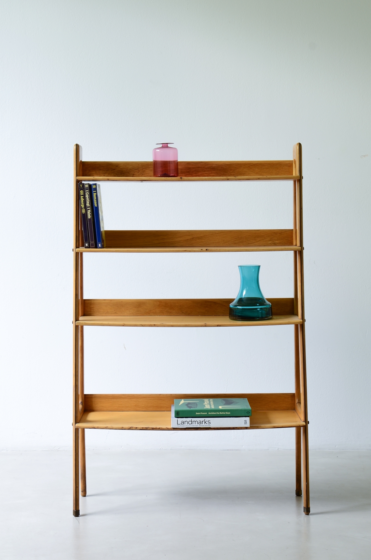 Small bookcase in blond maple, Italian manufacture, circa 1950