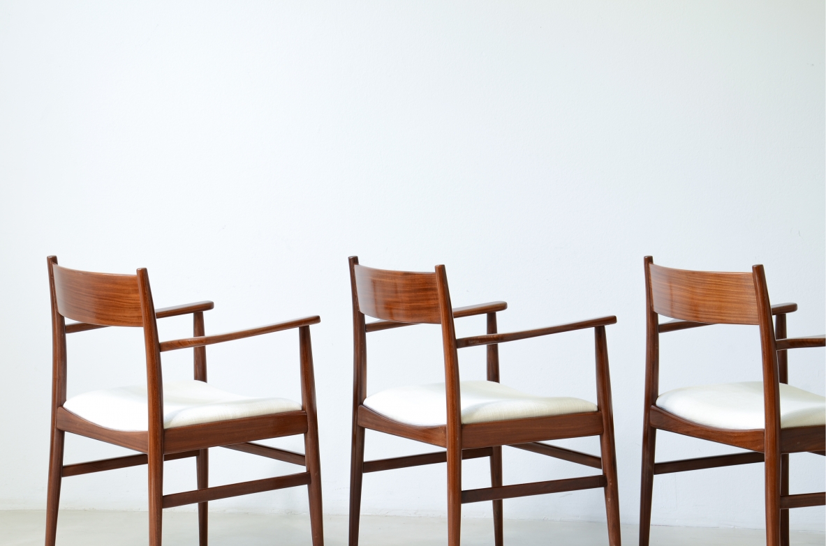 Raro set di 8 eleganti poltroncine in  legno di tek sagomato. Manifattura L.Jacobsen, 1960ca.