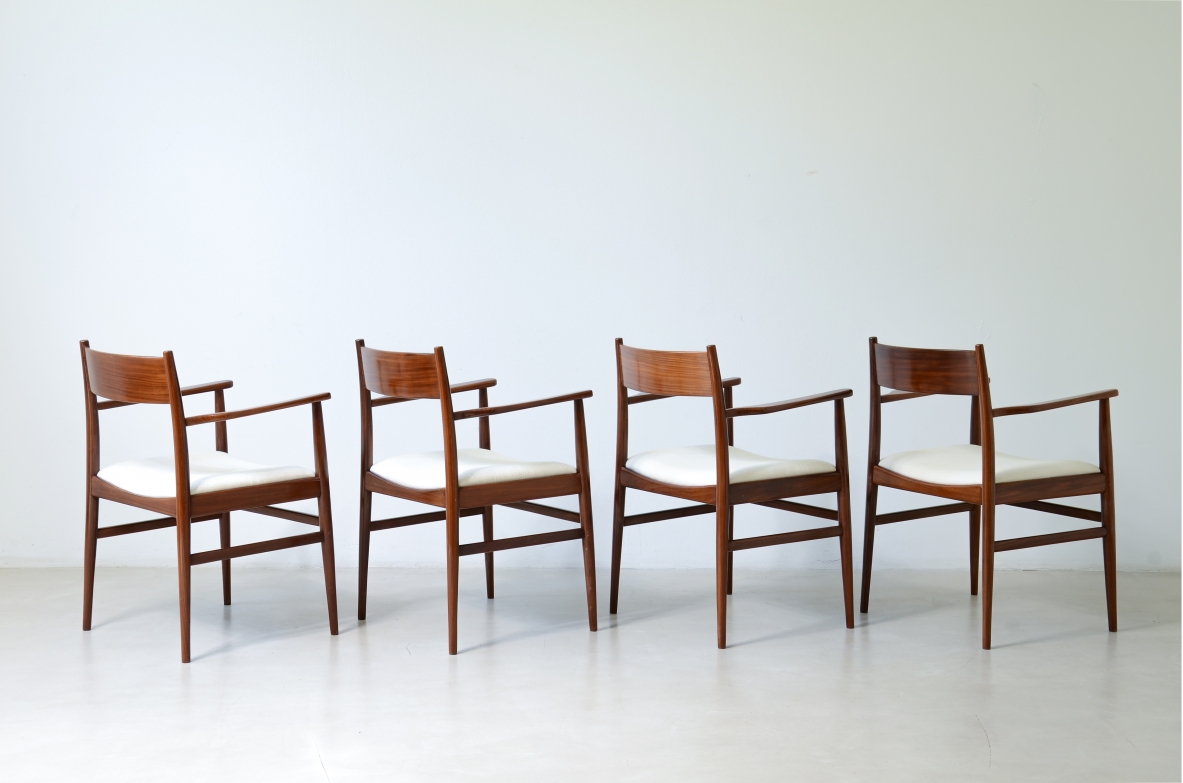 Raro set di 8 eleganti poltroncine in  legno di tek sagomato. Manifattura L.Jacobsen, 1960ca.