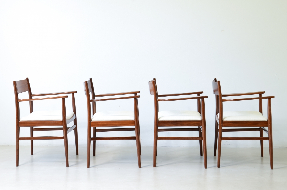 Raro set di 8 eleganti poltroncine in  legno di tek sagomato. Manifattura L.Jacobsen, 1960ca.