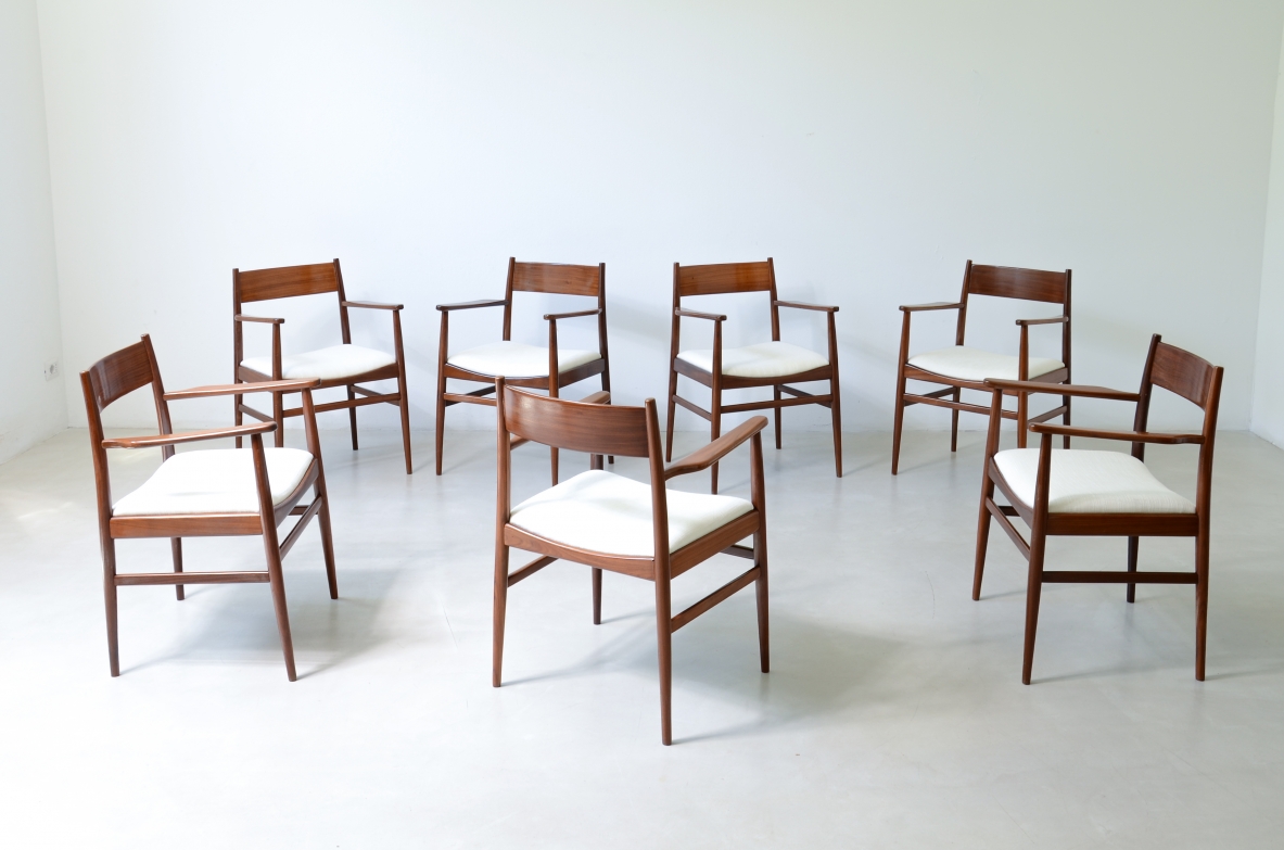 Raro set di 8 eleganti poltroncine in  legno di tek sagomato. Manifattura L.Jacobsen, 1960ca.