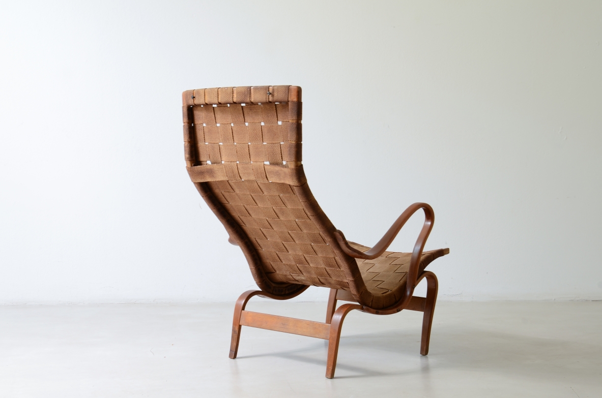 Bruno Mathsson, Poltrona modello Pernilla, in faggio curvato con seduta intrecciata. Manifattura svedese, 1944.