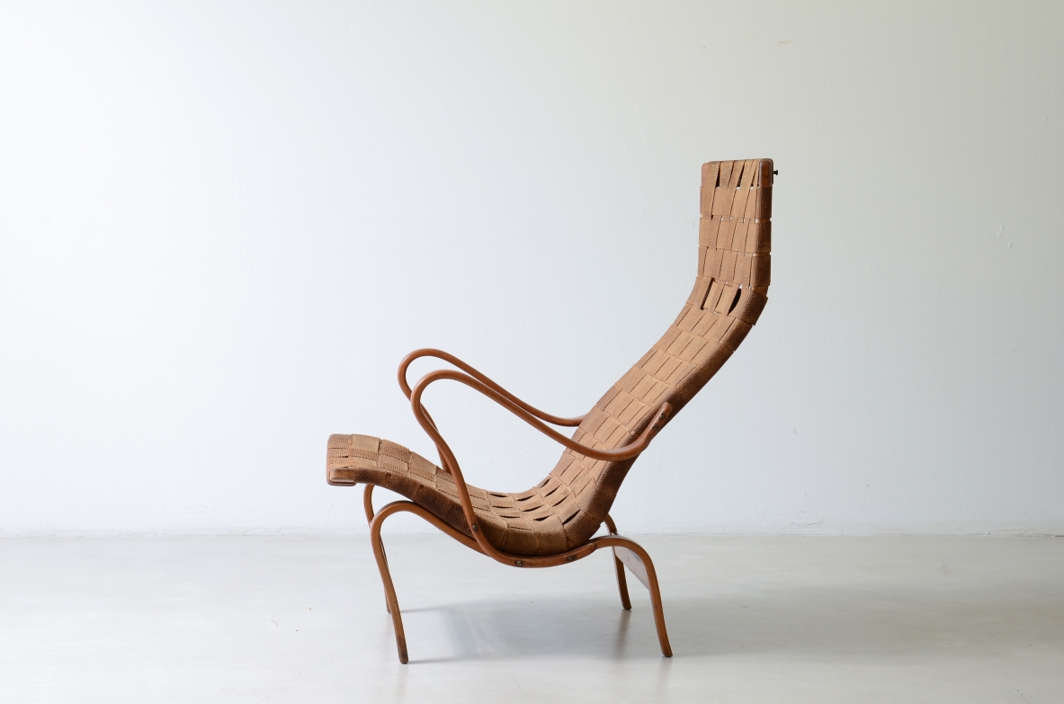 Bruno Mathsson, Poltrona modello Pernilla, in faggio curvato con seduta intrecciata. Manifattura svedese, 1944.