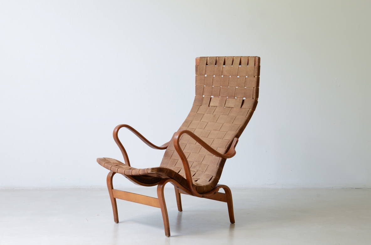 Bruno Mathsson, Poltrona modello Pernilla, in faggio curvato con seduta intrecciata. Manifattura svedese, 1944.