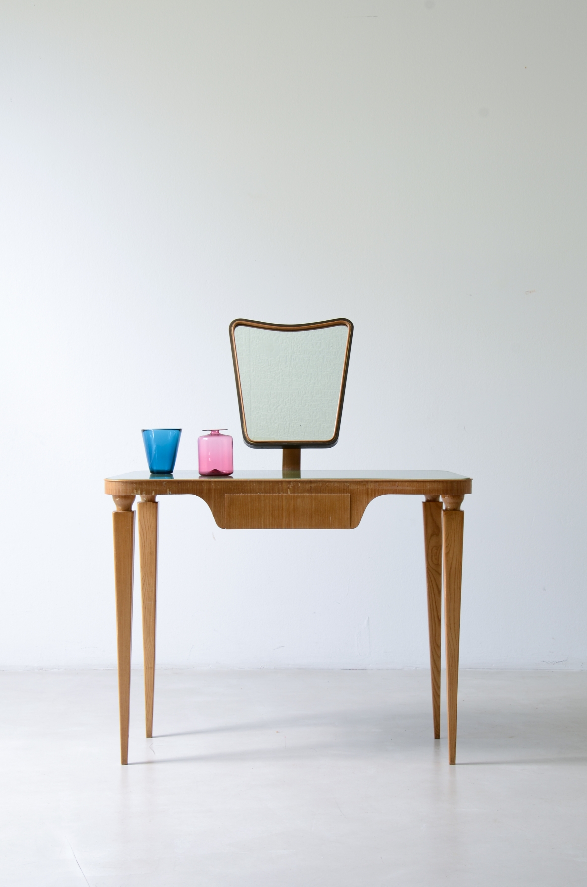 Elegante console toilette in frassino con cassetto sagomato. Manifattura italiana 1940ca.