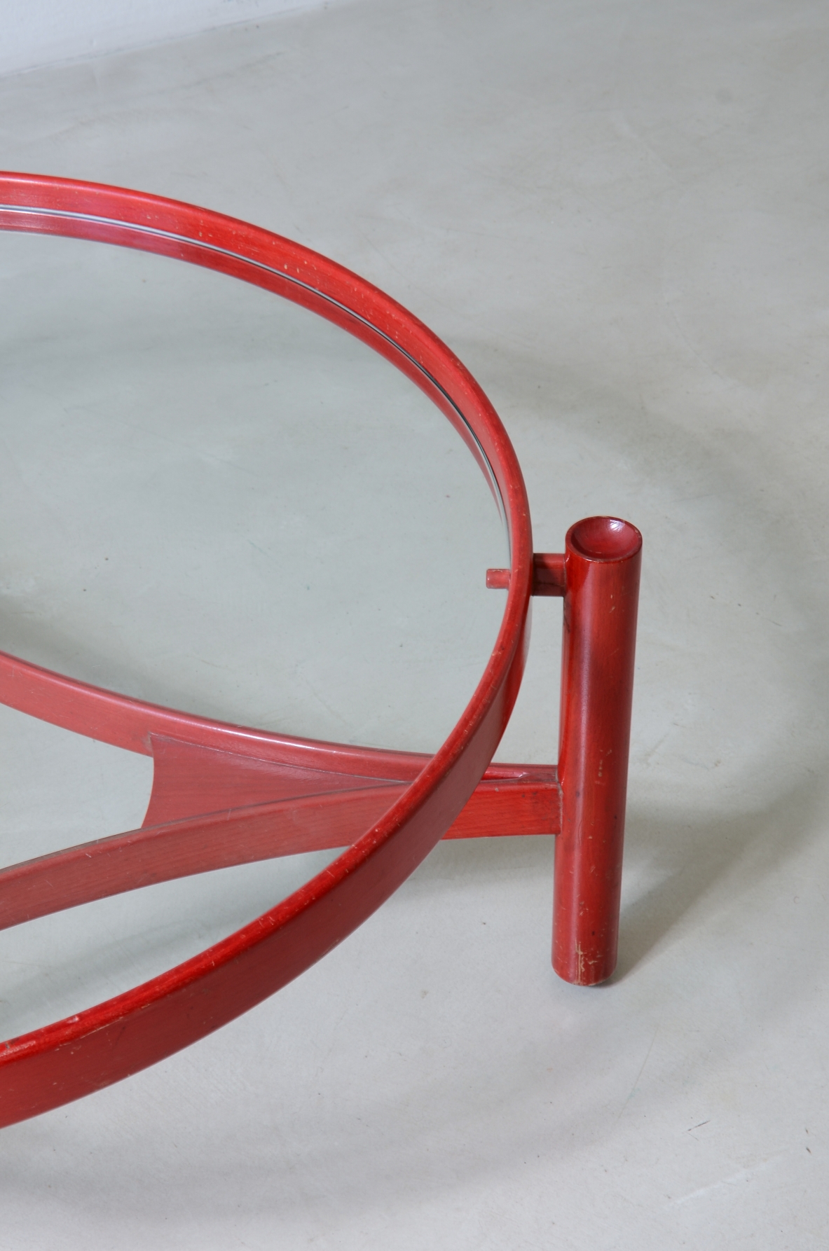 Gianfranco Frattini Raro modello di tavolino in legno curvato. Cassina 1965