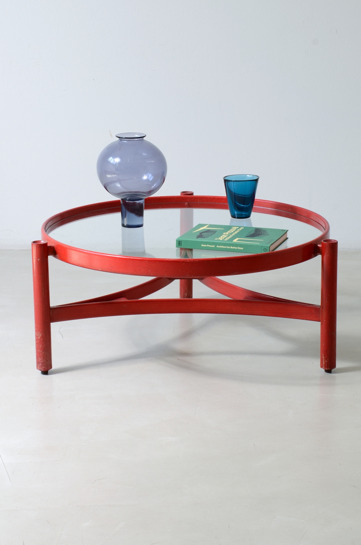 Gianfranco Frattini Raro modello di tavolino in legno curvato. Cassina 1965