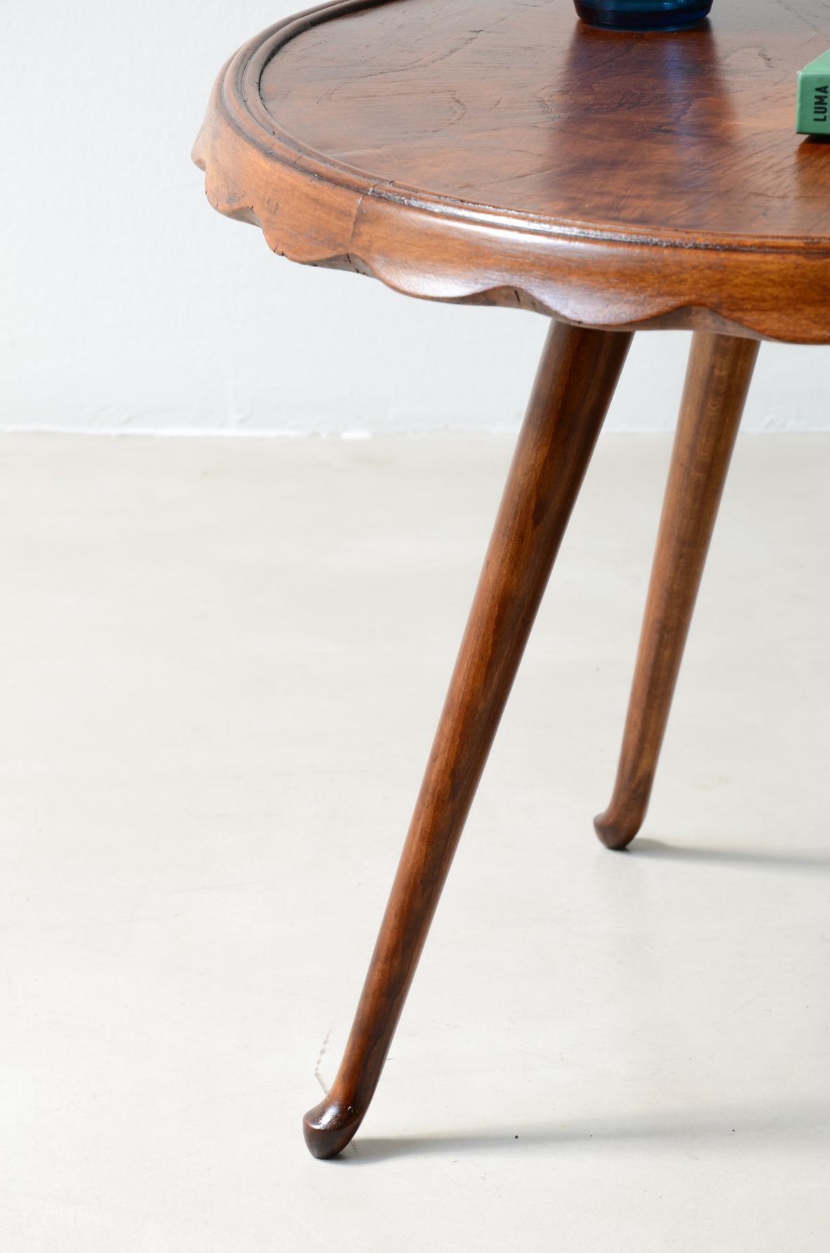 Paolo Buffa  Tavolino in legno di olmo con fascia del piano a onda 1950