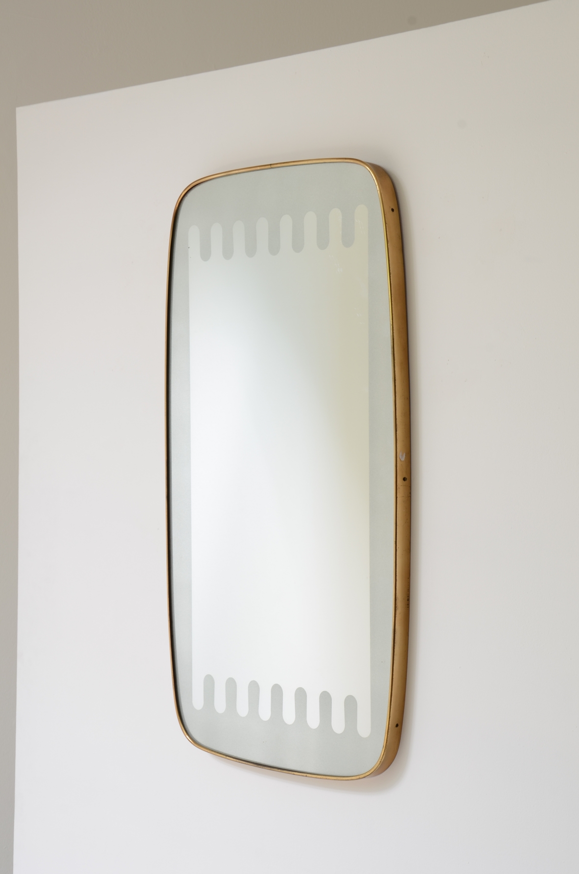 Pietro Chiesa  Elegante specchiera sagomata Manifattura Fontana Arte, 1950.