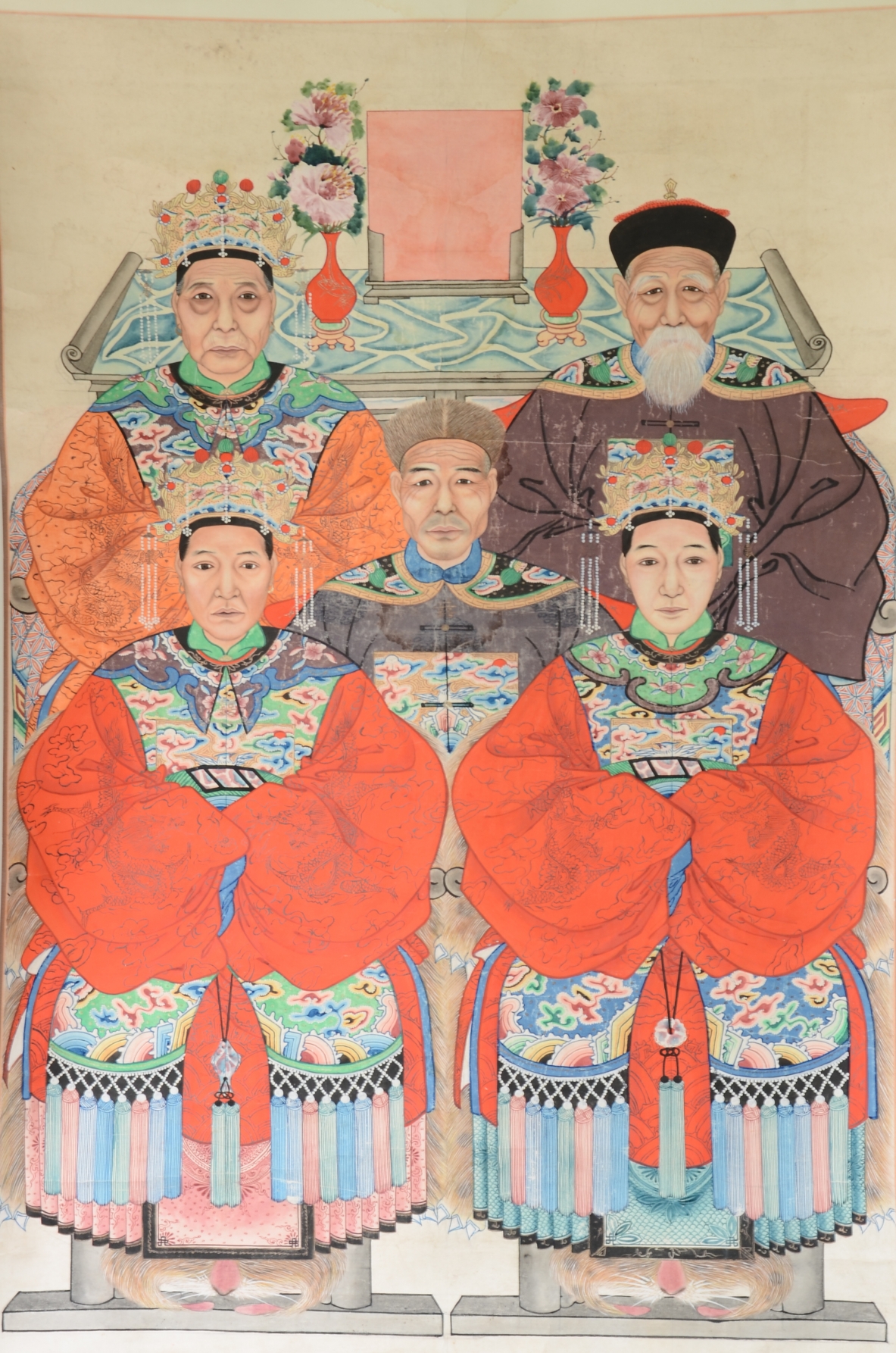 Large portrait of a Chinese aristocratic family. Tempera and pigments on paper, China, second half of the 19th century.