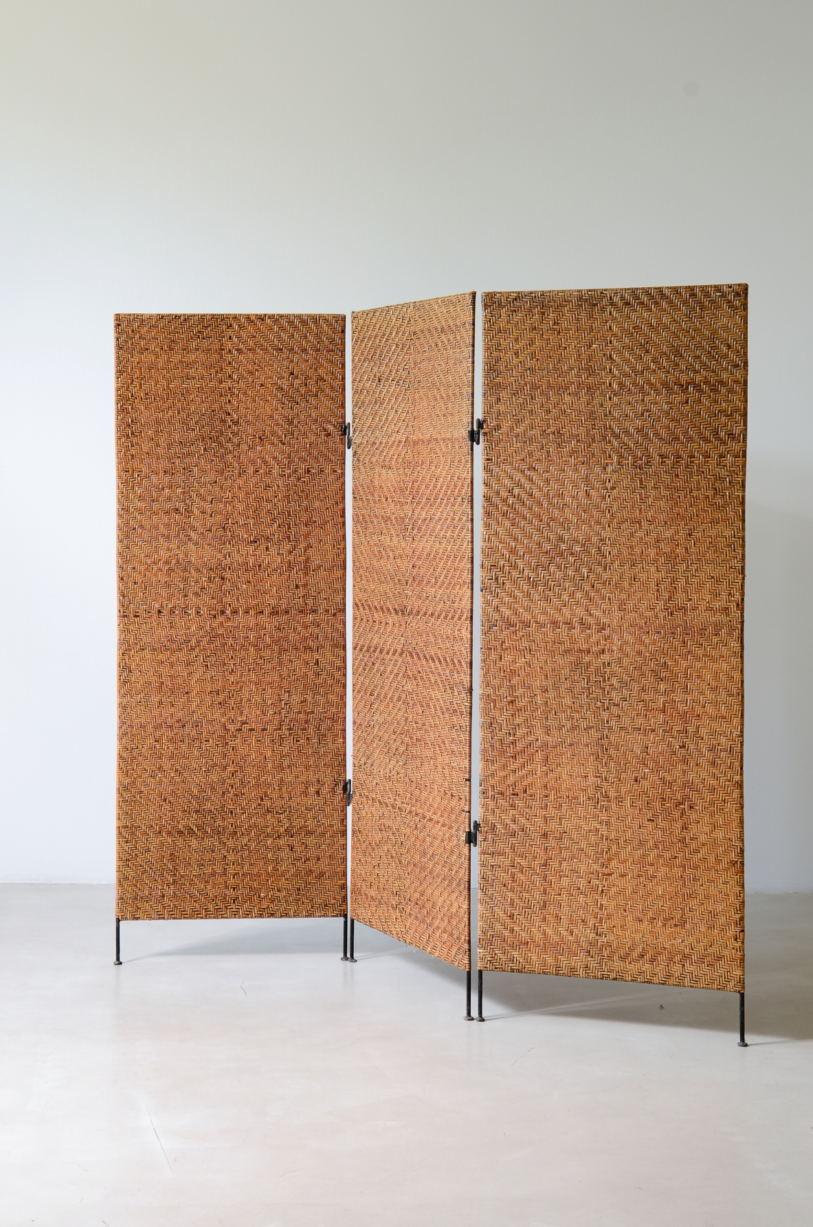 Three-panel screen in woven raffia, French manufacture, circa 1960.