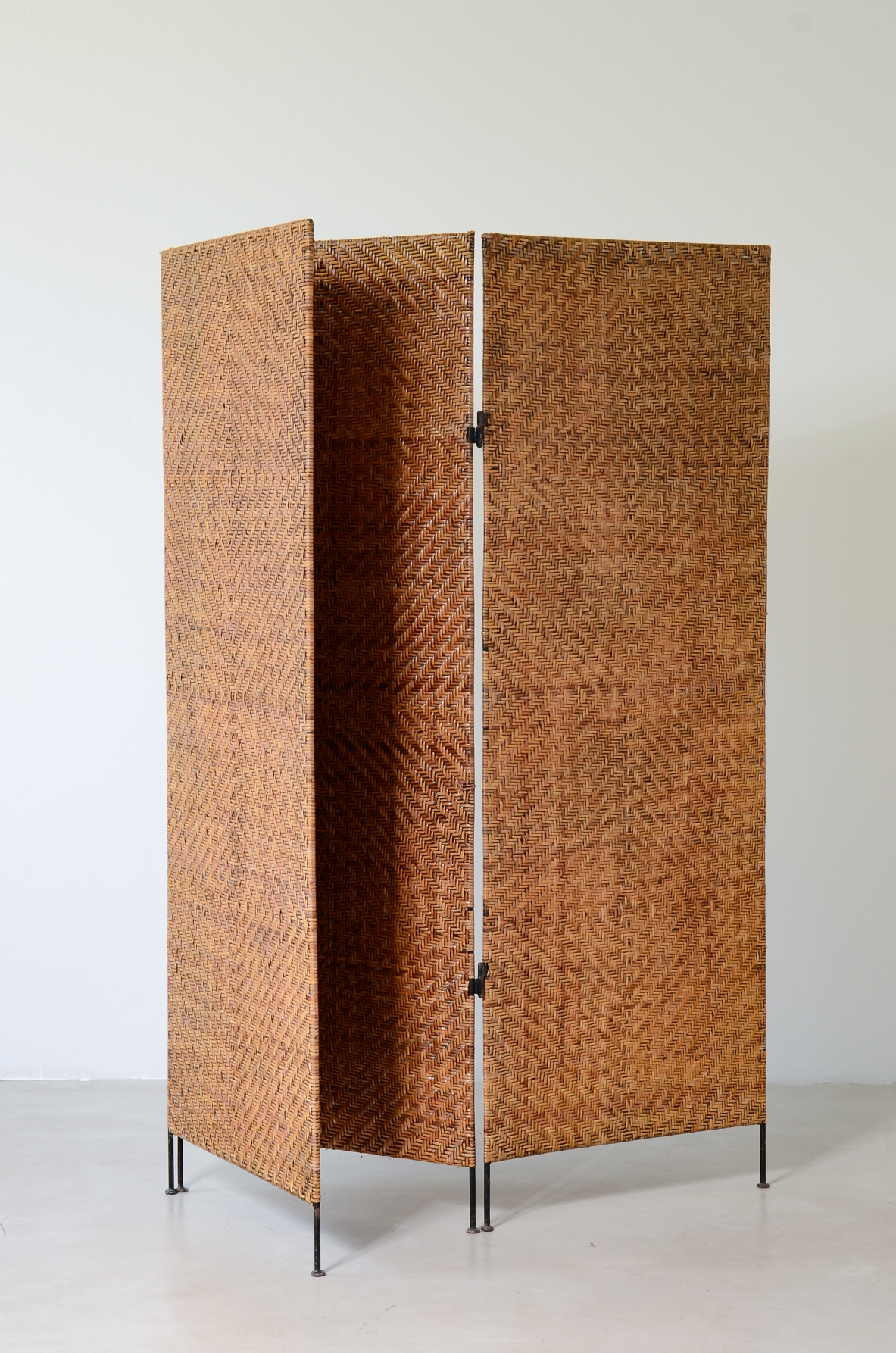 Three-panel screen in woven raffia, French manufacture, circa 1960.