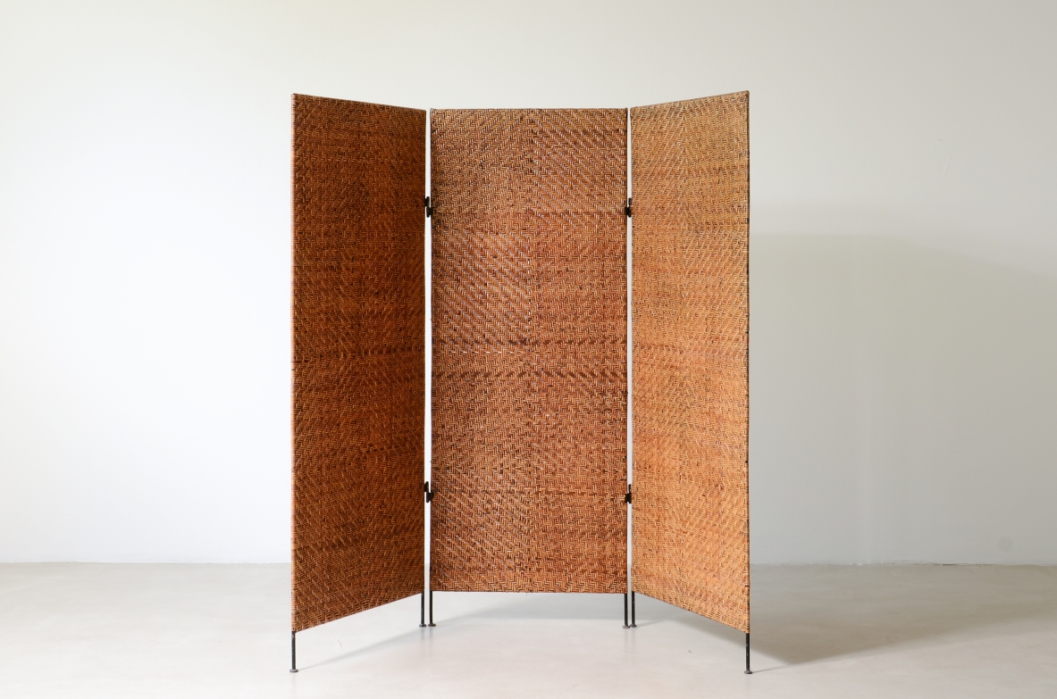 Three-panel screen in woven raffia, French manufacture, circa 1960.