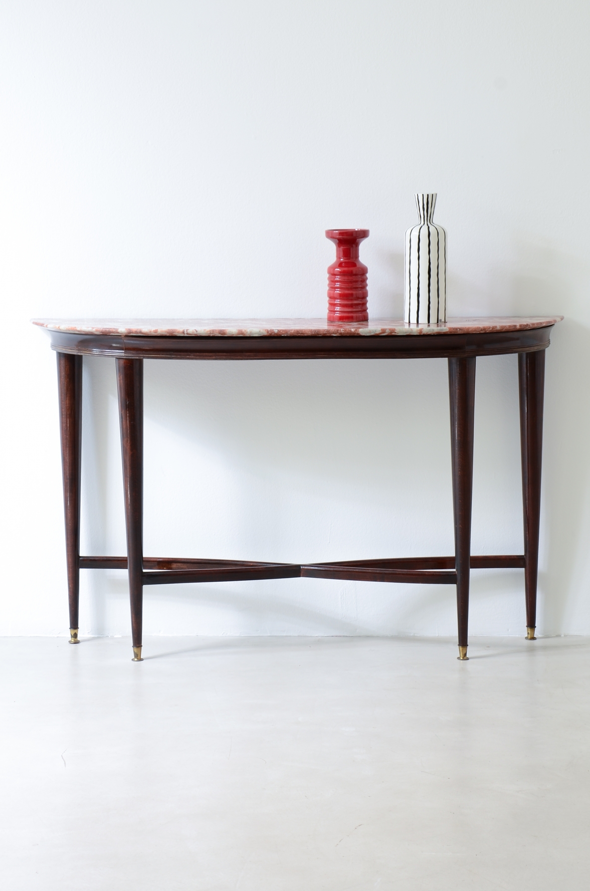Elegante console in mogano con piano in marmo e puntali in ottone. Paolo Buffa 1940