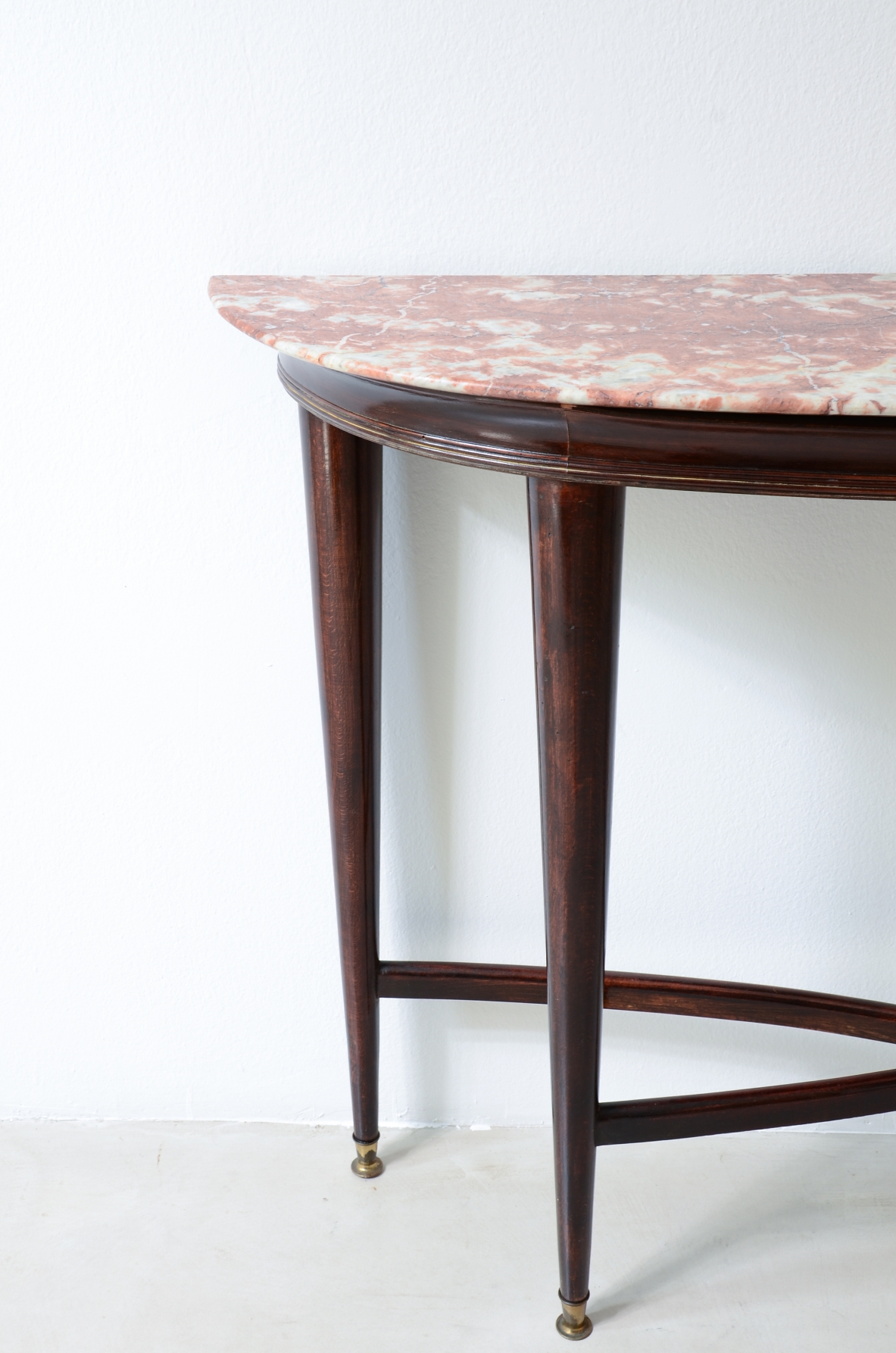 Elegante console in mogano con piano in marmo e puntali in ottone. Paolo Buffa 1940