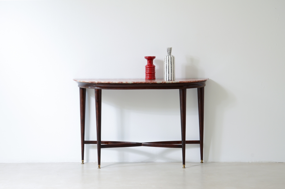 Elegante console in mogano con piano in marmo e puntali in ottone. Paolo Buffa 1940