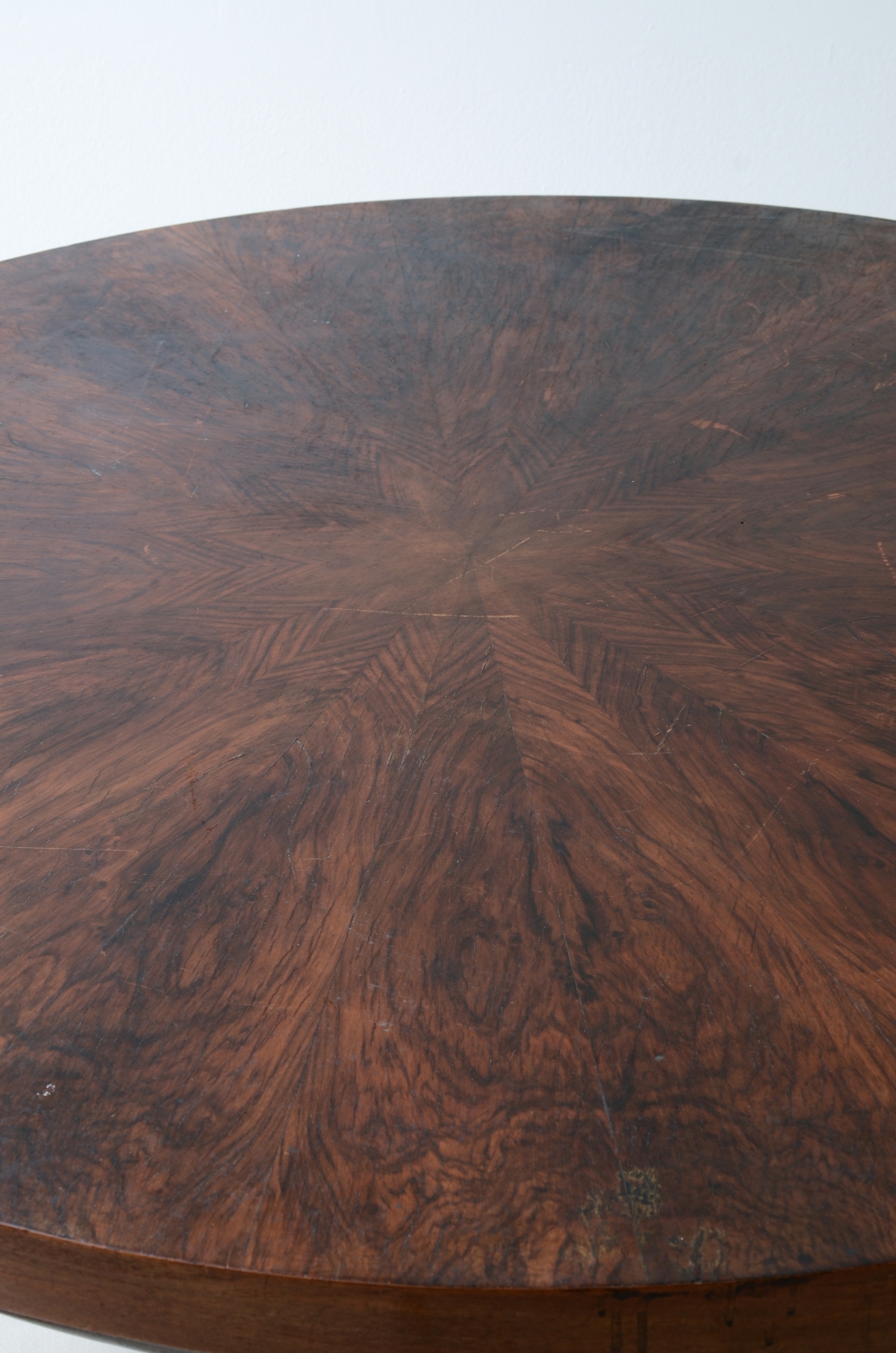 Large, six-legged coffee table in shaped wood, Italian manufacture, in the Ponti style, circa 1930/40.
