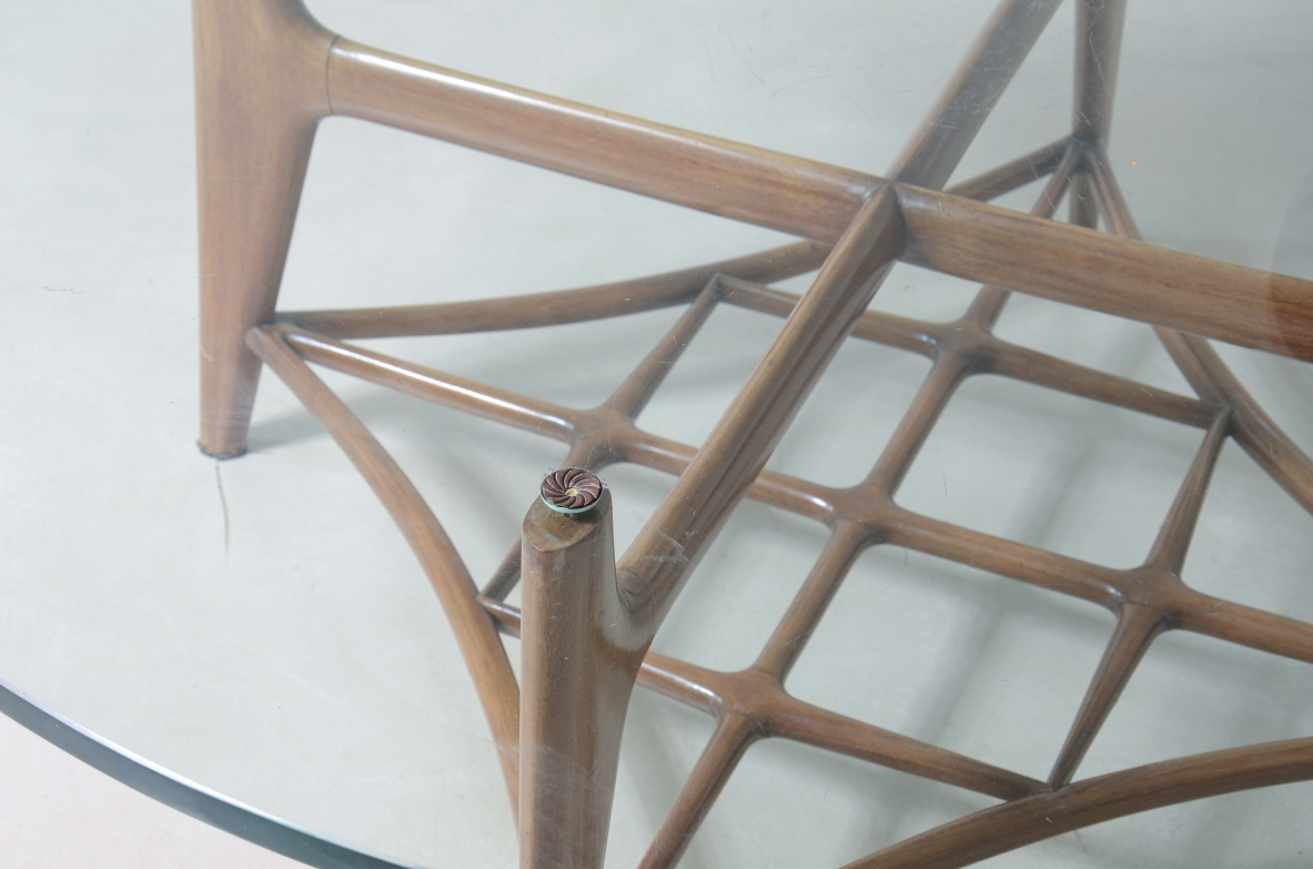 Splendid low table with four shaped wooden legs, Attributed to Gio Ponti, 1955