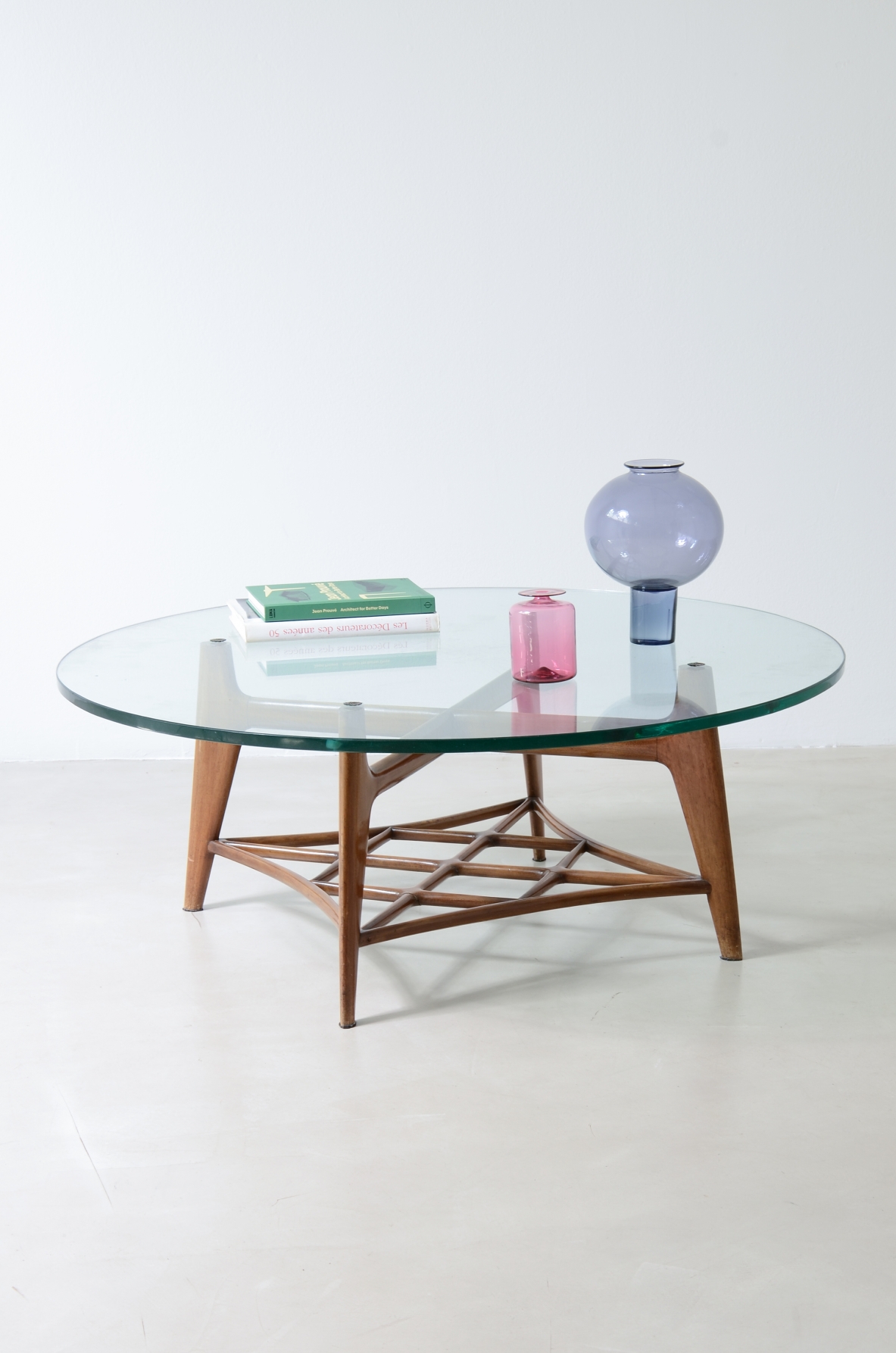 Splendid low table with four shaped wooden legs, Attributed to Gio Ponti, 1955