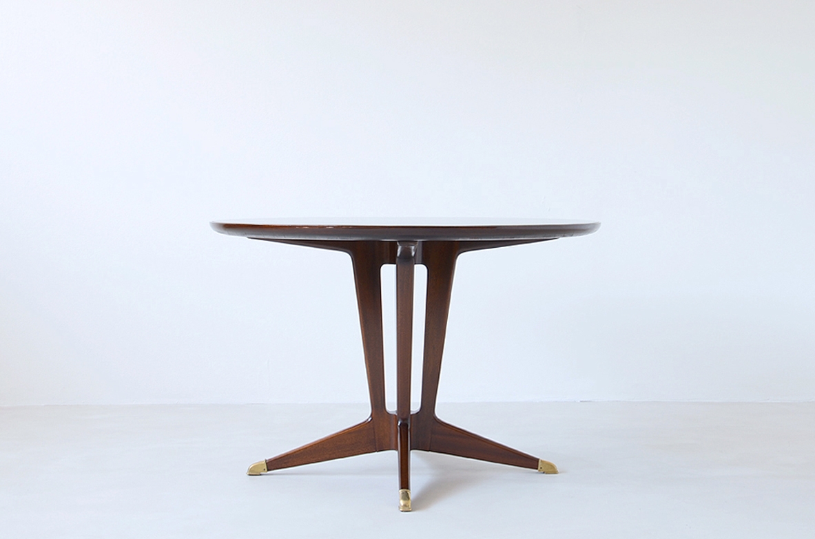 Guglielmo Ulrich, very elegant 1940's round center table in mahogany with bronze tips and a stunning green marble top.