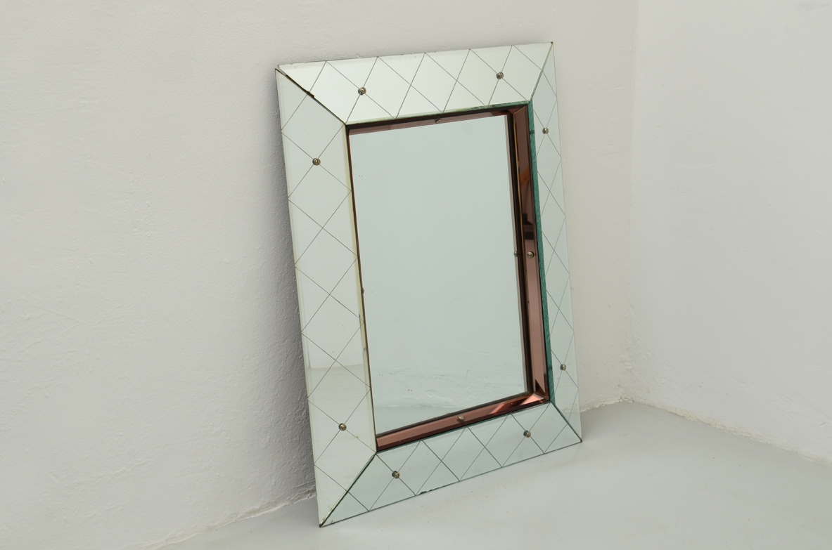 Luigi Fontana (1881-1958)  Elegante cornice in vetro e specchiato molato con profili in vetro colorato.  Manifattura Fontana Arte 1940ca.