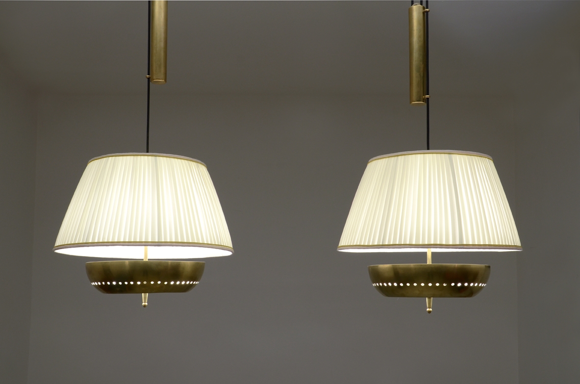 Gino Sarfatti, elegante coppia di lampade a sospensione regolabili con contappeso in ottone, piatto in ottone tornito e forato, cappello in seta, produzione Arteluce 1940ca.