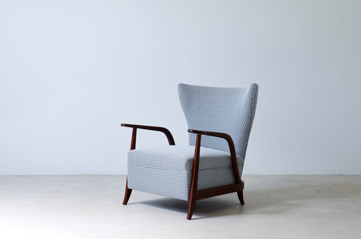 Enrico Ciuti (1910 - 1991)  Elegante poltrona in legno curvato e tessuto imbottito  Manifattura italiana, 1940ca.