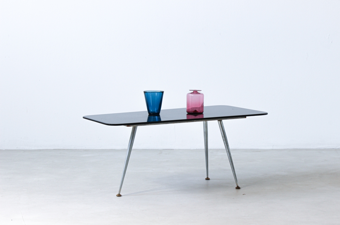 Tavolino con piano in vetro opaline a gambe in alluminio con finali in ottone.