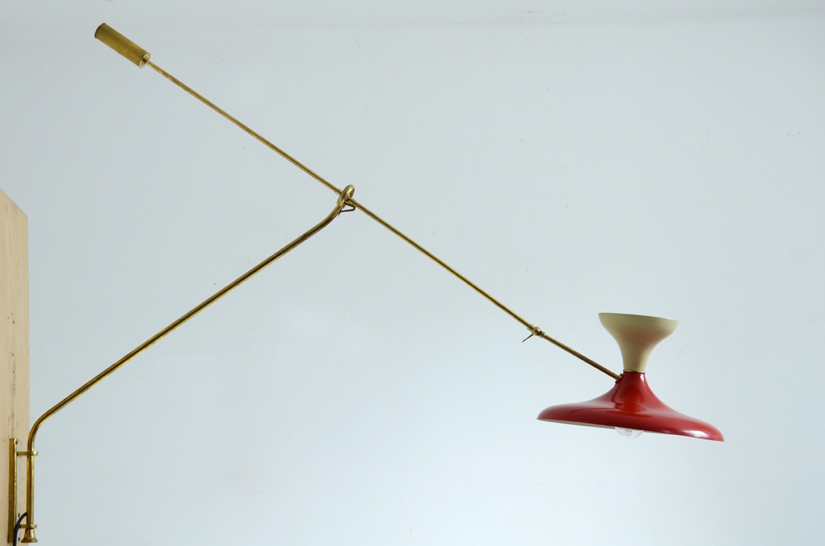 Lampada da muro, ottone e metallo verniciato anni 1950ca.